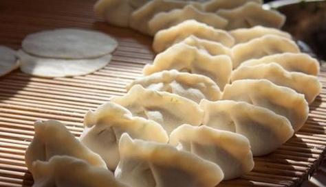 阳光下的饺子幽默（探寻晒饺子的唯美与诙谐）